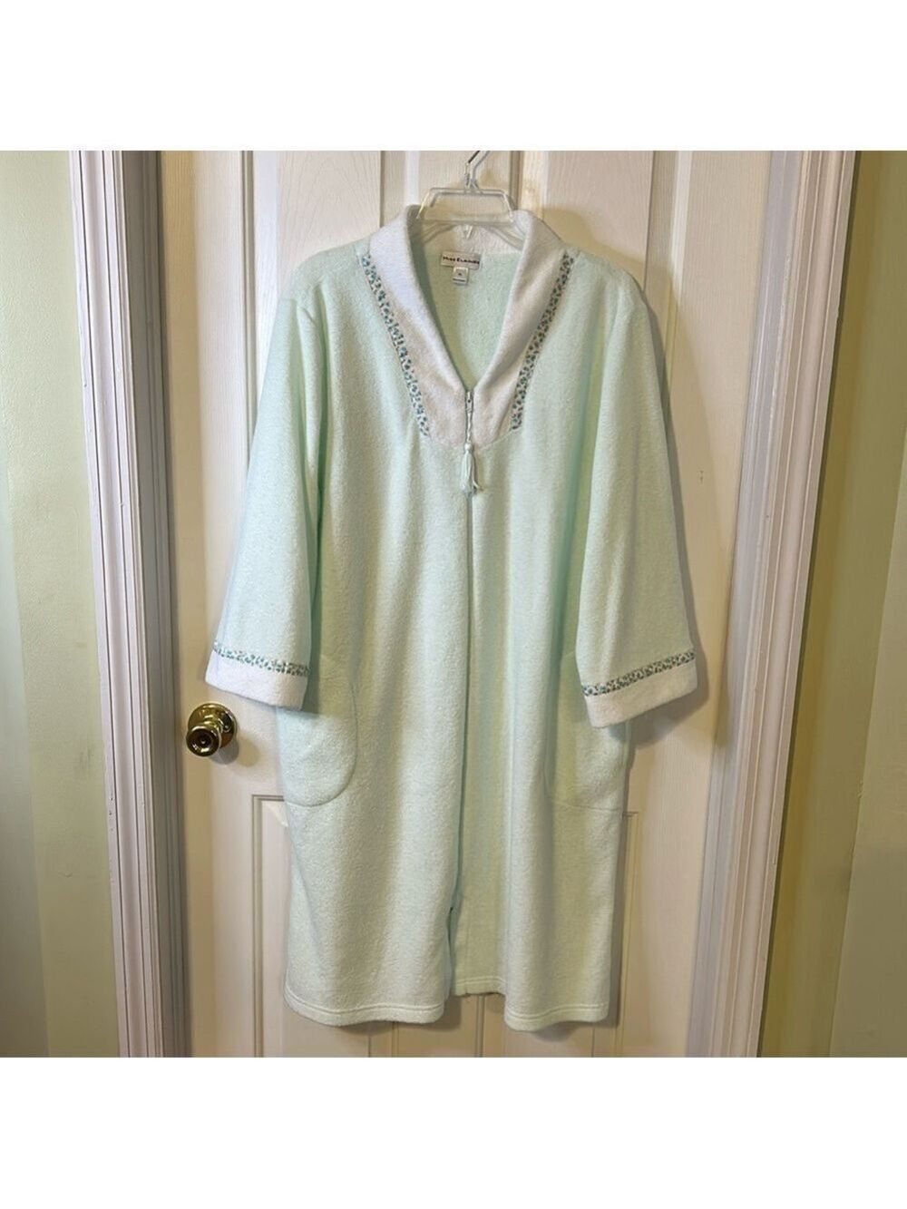 Miss Elaine zip front robe,size XL, pastel green, 2 side pockets.Good condition.